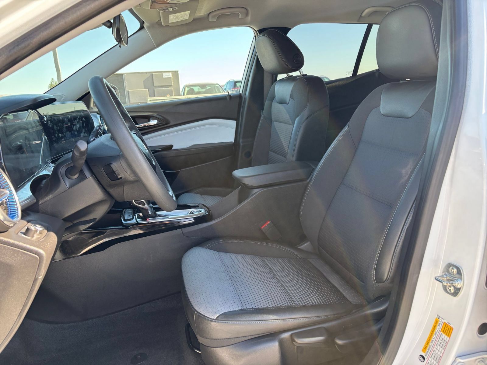 Used 2025 Chevrolet Trax LT FWD image 25