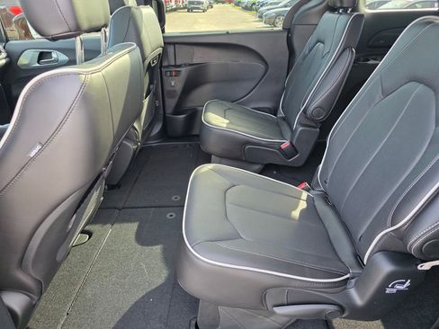New 2026 Chrysler Pacifica Limited image 9
