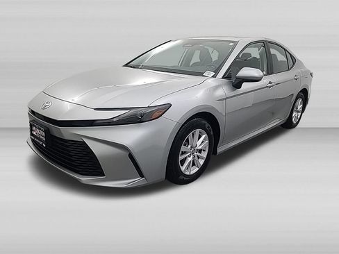 Used 2025 Toyota Camry LE FWD image 8
