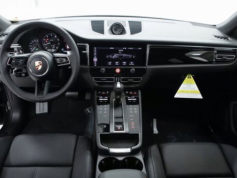 Certified 2025 Porsche Macan image 13