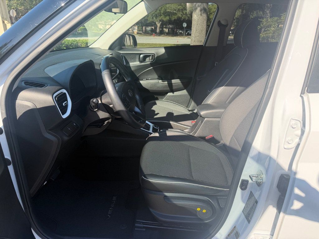 Used 2024 Hyundai Venue Limited FWD image 13