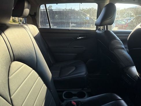 Used 2022 Toyota Highlander XLE image 19