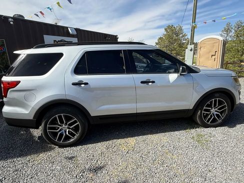 Used 2017 Ford Explorer Sport image 3