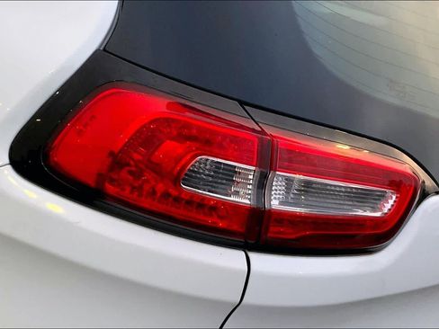Used 2014 Jeep Cherokee Sport FWD image 27