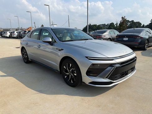 Used 2025 Hyundai Sonata SEL FWD image 3