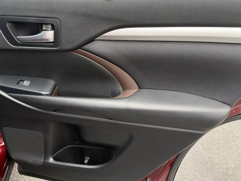 Used 2017 Toyota Highlander XLE image 24