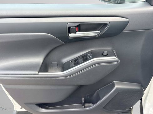 Used 2021 Toyota Highlander XLE FWD image 21