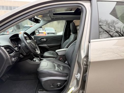 Used 2019 Jeep Cherokee Limited image 17