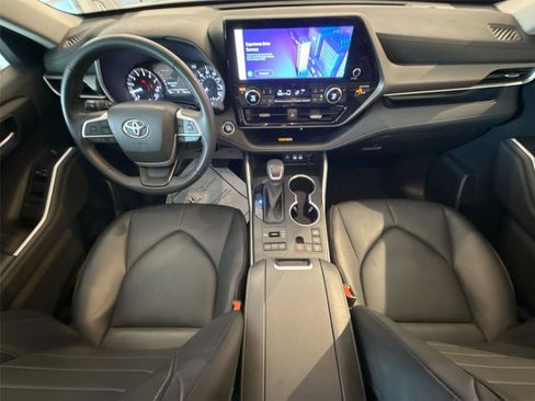 Used 2024 Toyota Highlander XLE AWD/4WD image 22