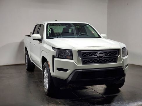 Used 2022 Nissan Frontier SV image 2