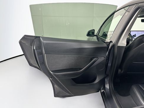 Used 2021 Tesla Model Y Long Range image 24