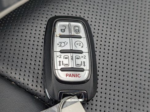 Used 2025 Chrysler Pacifica Limited FWD image 20