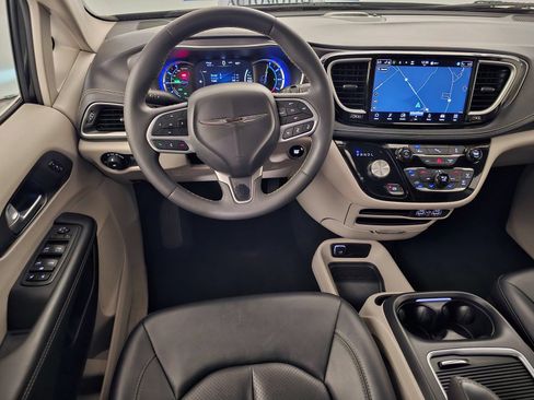 Used 2024 Chrysler Pacifica Limited FWD image 7