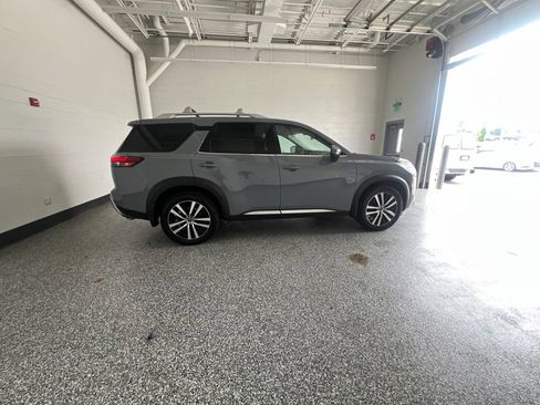 Used 2025 Nissan Pathfinder Platinum AWD/4WD image 6