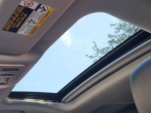 Used 2022 Toyota Highlander XLE image 25