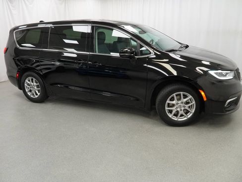 Certified 2024 Chrysler Pacifica Touring-L FWD image 11