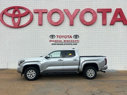 Used 2025 Toyota Tacoma SR5 w/ SR5 Upgrade Package image 4