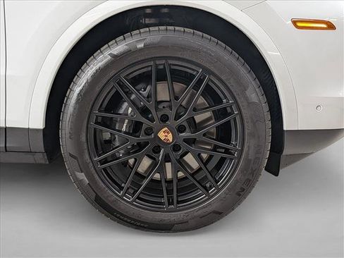 Used 2025 Porsche Cayenne Coupe image 27