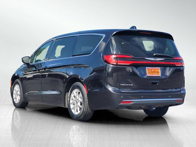 Used 2023 Chrysler Pacifica Touring-L FWD image 6