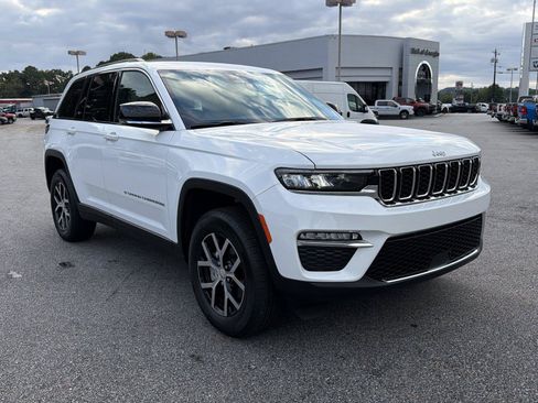 Used 2025 Jeep Grand Cherokee Limited AWD/4WD image 3