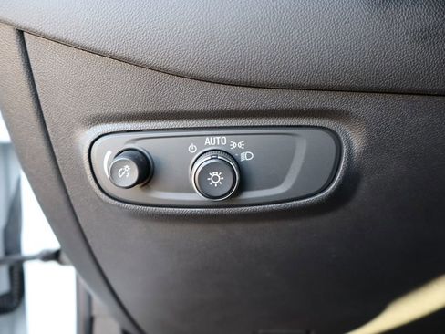 Used 2020 Chevrolet Equinox L image 12