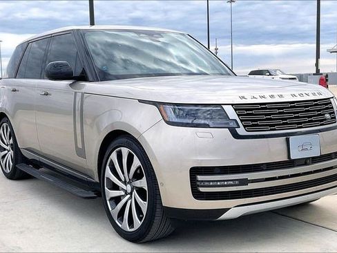 Used 2025 Land Rover Range Rover SE image 3