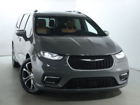 Used 2022 Chrysler Pacifica Pinnacle image 2