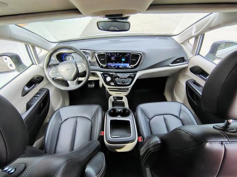 Used 2024 Chrysler Pacifica Touring-L FWD image 2