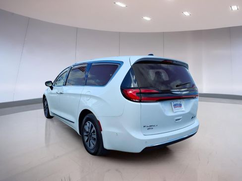 Used 2023 Chrysler Pacifica Limited w/ Uconnect Theater Family Group FWD image 3