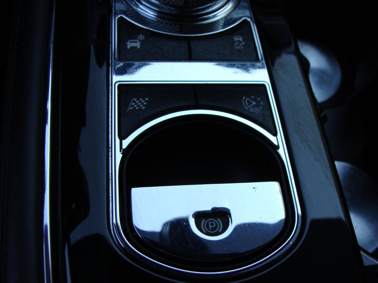 Used 2014 Jaguar XJ R RWD image 26