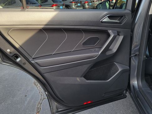 Used 2022 Volkswagen Tiguan SE image 34