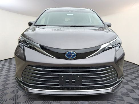 Used 2024 Toyota Sienna Platinum image 2