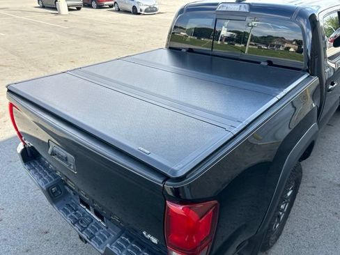 Used 2018 Toyota Tacoma SR5 AWD/4WD image 17