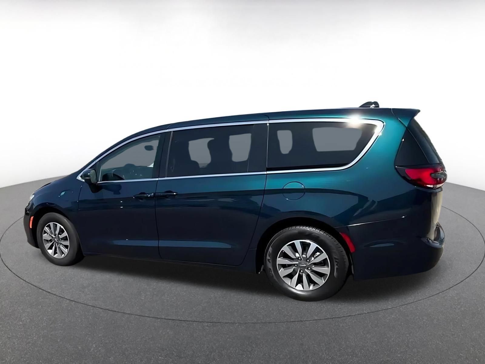 Used 2023 Chrysler Pacifica Touring-L FWD image 9