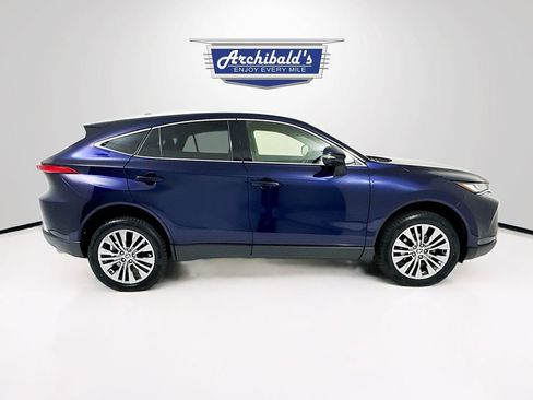 Used 2022 Toyota Venza XLE image 9