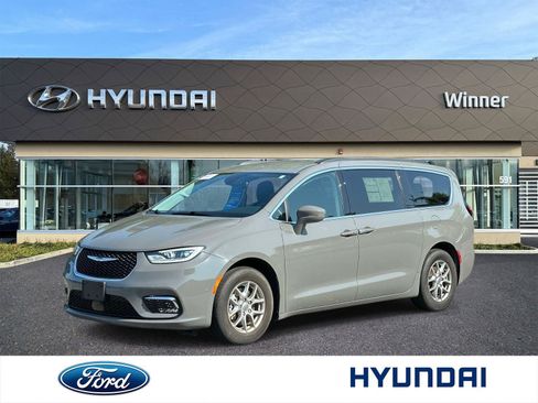 Used 2021 Chrysler Pacifica Touring w/ Cold Weather Group FWD image 1