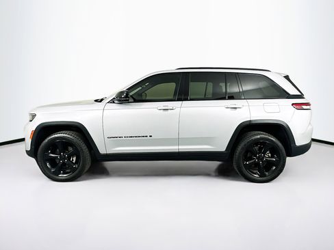 Used 2023 Jeep Grand Cherokee Altitude image 4