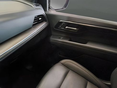Used 2025 Chevrolet Suburban Z71 AWD/4WD image 26