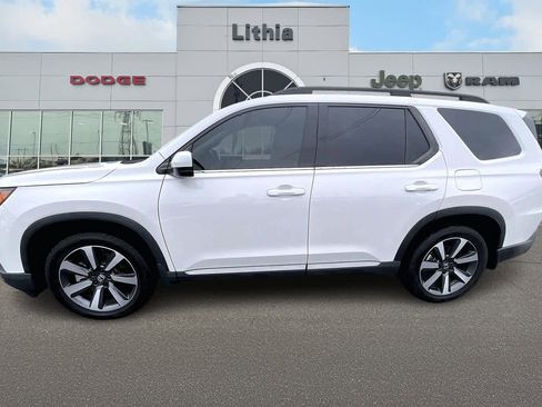 Used 2023 Honda Pilot Touring image 3