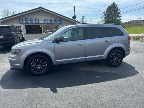Used 2017 Dodge Journey SE w/ Flexible Seating Group image 3