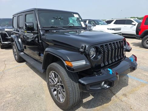 Used 2023 Jeep Wrangler Unlimited Sahara AWD/4WD image 3