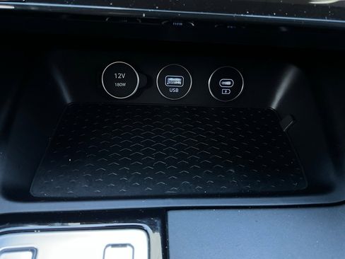 Used 2025 Genesis G70 2.5T image 25