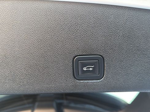 Used 2023 Cadillac XT6 Premium Luxury w/ Platinum Package AWD/4WD image 9
