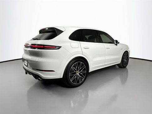 Certified 2026 Porsche Cayenne Coupe AWD/4WD image 7