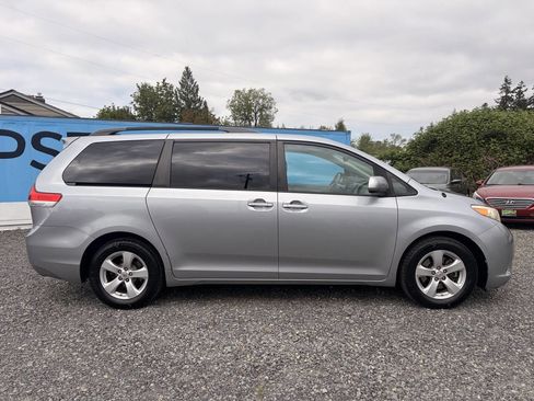 Used 2011 Toyota Sienna LE FWD image 2