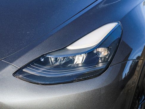 Used 2023 Tesla Model Y Performance image 8