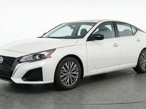 Used 2025 Nissan Altima 2.5 SV image 3