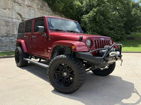 Used 2013 Jeep Wrangler Unlimited Sahara w/ Dual Top Group AWD/4WD image 8