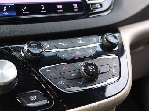 Used 2022 Chrysler Pacifica Touring-L FWD image 15