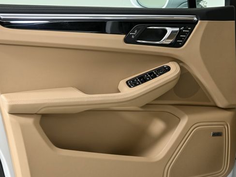 New 2025 Porsche Macan image 6